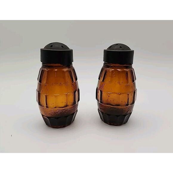 Vintage Molded AMBER Glass Embossed Beer Barrel Salt & Pepper Shakers w/ Lids - Picture 1 of 9